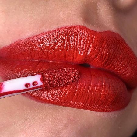 https://epocacosmeticos.vteximg.com.br/arquivos/ids/484326-450-450/batom-liquido-luv-beauty-luv-lips-lady-in-red-3.jpg?v=637859693981300000