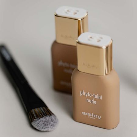 https://epocacosmeticos.vteximg.com.br/arquivos/ids/488421-450-450/base-liquida-sisley-phyto-teint-nude-6n-sandalwood-6.jpg?v=637880654597800000