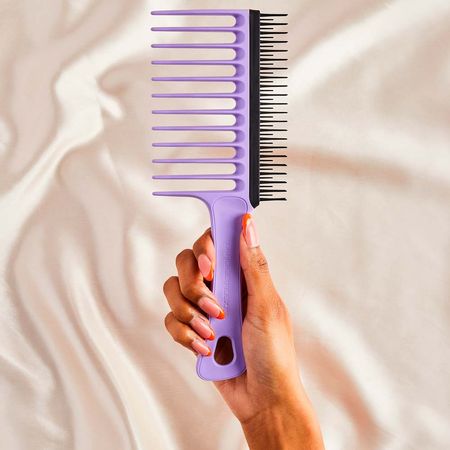 https://epocacosmeticos.vteximg.com.br/arquivos/ids/502569-450-450/escova-para-cabelos-crespos-e-cacheados-tangle-teezer-wide-tooth-comb--4-.jpg?v=637956673800530000