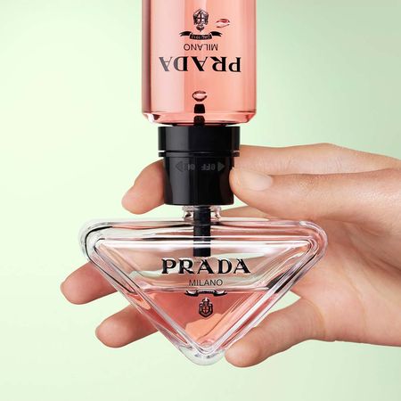 https://epocacosmeticos.vteximg.com.br/arquivos/ids/586576-450-450/prada-paradoxe-refil-perfume-feminino-eau-de-parfum--4-.jpg?v=638387698404670000