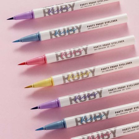 https://epocacosmeticos.vteximg.com.br/arquivos/ids/605363-450-450/caneta-delineadora-ruby-kisses-party-proof-eyeliner--2-.jpg?v=638493978991970000