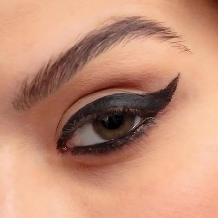 Lápis-Retrátil-em-Gel-à-Prova-D'água-Ruby-Kisses-Blackest-Black--5